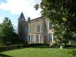 Joli-domaine-viticole-historique-avec-Chateau-du-15eme-siecle-pres-de-Bordeaux